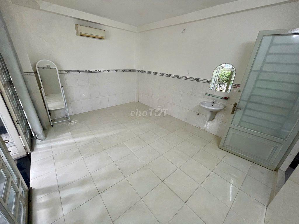 Phòng trọ mặt tiền 20m2 gần chợ Phạm Văn Hai, Q.Tân Bình