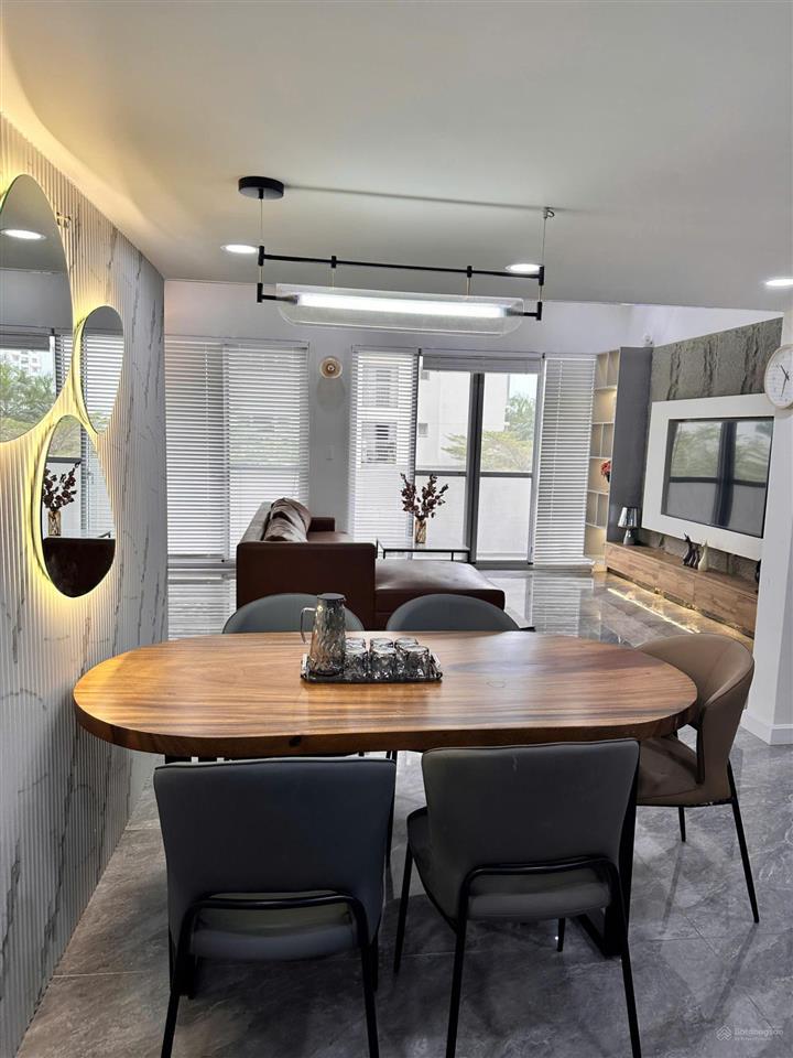 Hiếm có căn hộ trần cao 4,5m dạng duplex. 4pn2wc view sân golf, sông.  0842 111 *** em dịu