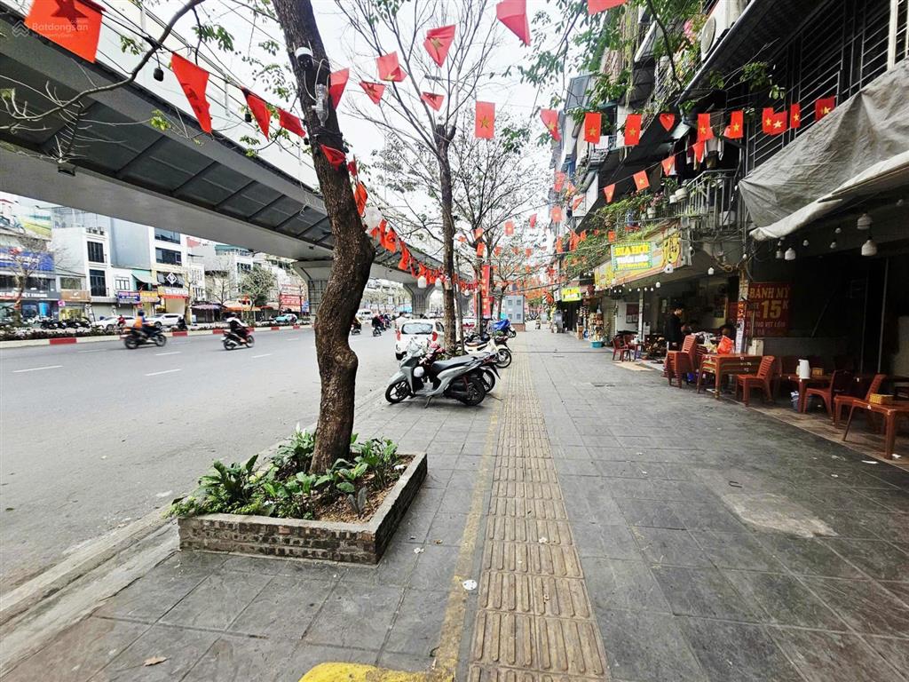 Tầng 1 siêu hiếm sân riêng 20m2 ở sướng như nhà đất minh khai 4.5 tỷ. cách mặt phố minh khai 4m