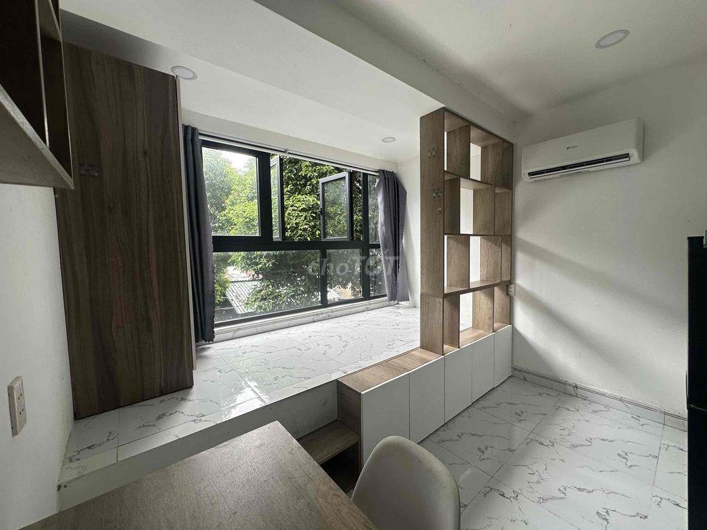 Studio view kính