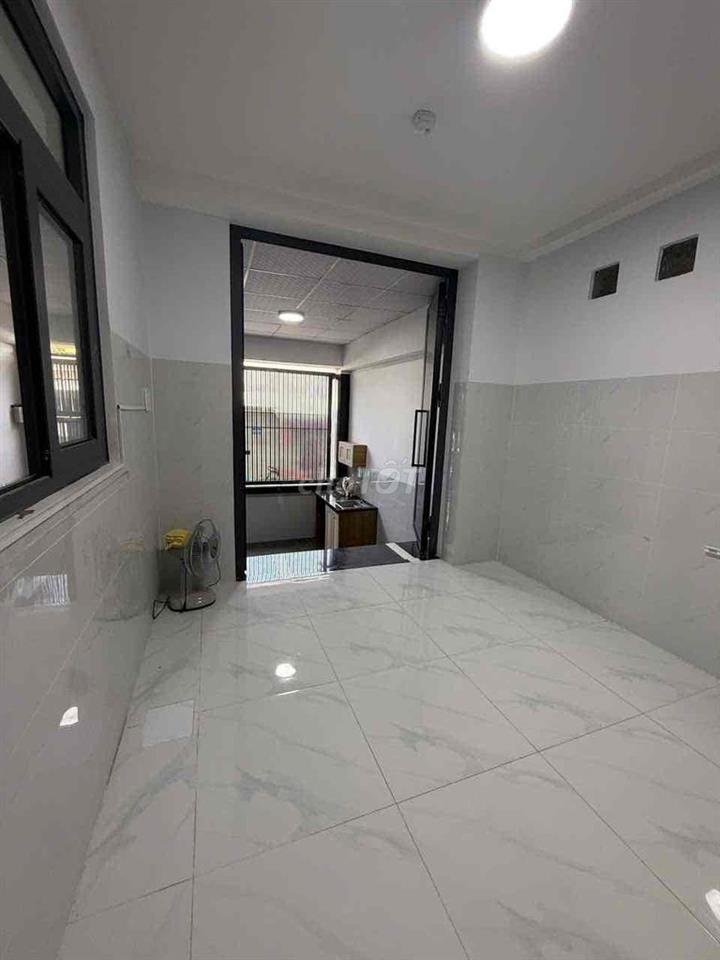 Studio gần đại học NTT 3tr8 cs trời, 4tr5 kiot