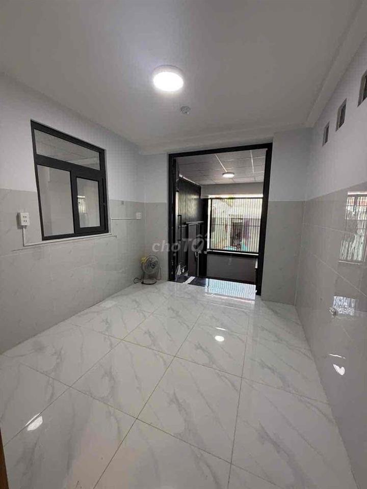 Studio gần đại học NTT 3tr8 cs trời, 4tr5 kiot