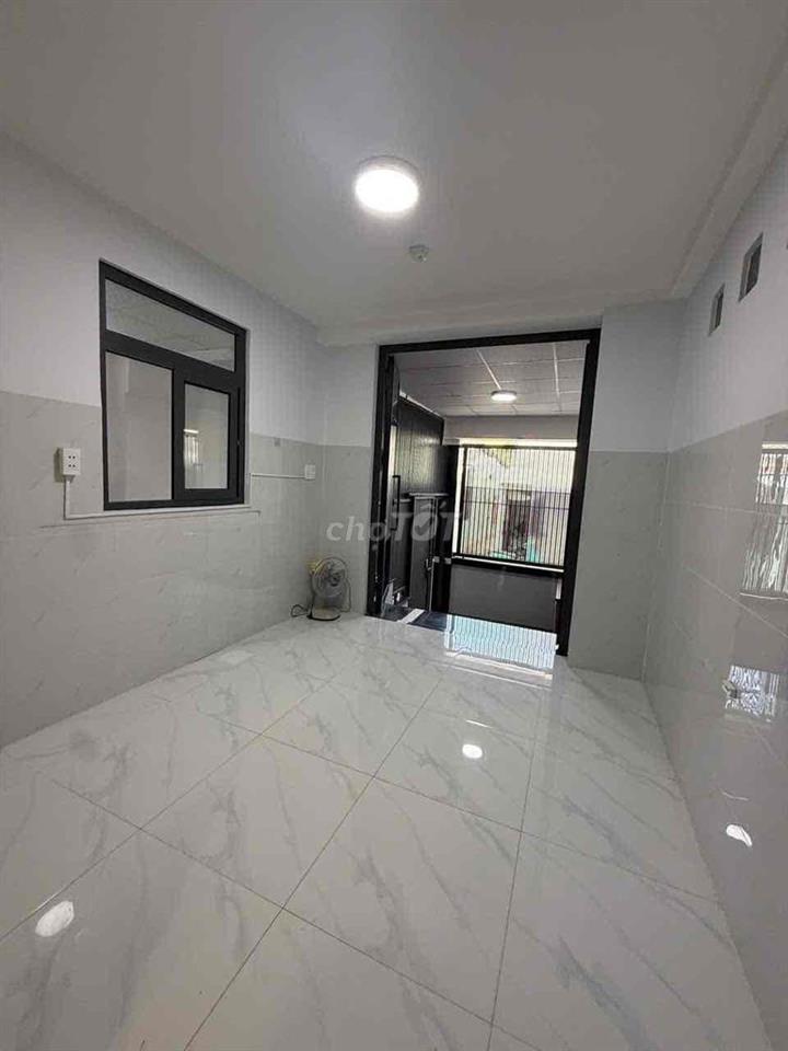Studio gần đại học NTT 3tr8 cs trời, 4tr5 kiot
