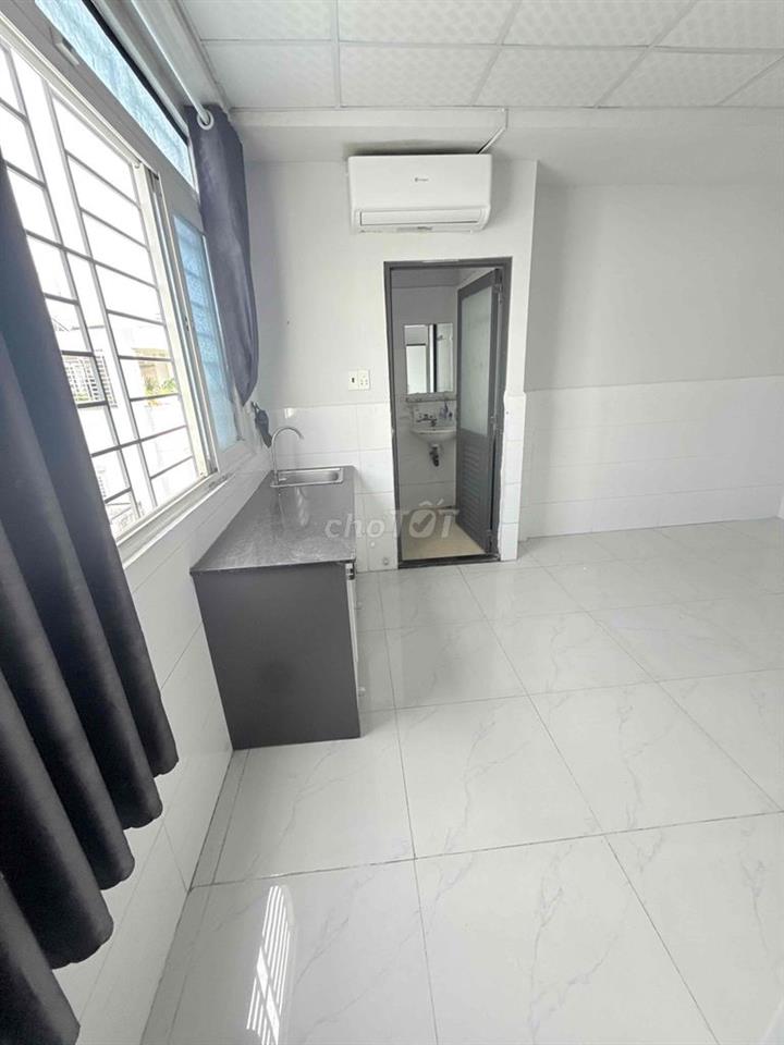Studio cửa sổ trời Nguyễn Văn Lượng