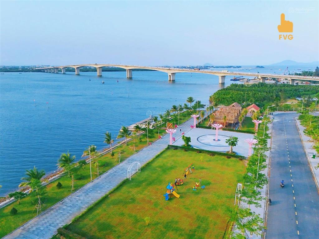 Chủ định cư sang mỹ, cần bán nhà 3 tầng 240m2 sàn cạnh hồ bơi sát sông hội an