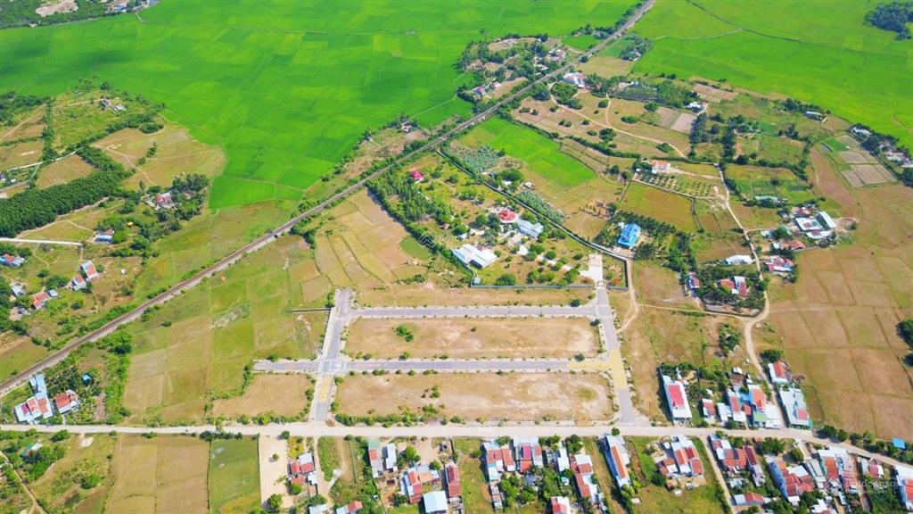 Hiếm có 7.500m2 full thổ cư gần cửa ngõ vào sân bay quốc tế vân phong  mặt nhựa 16m hiện trạng