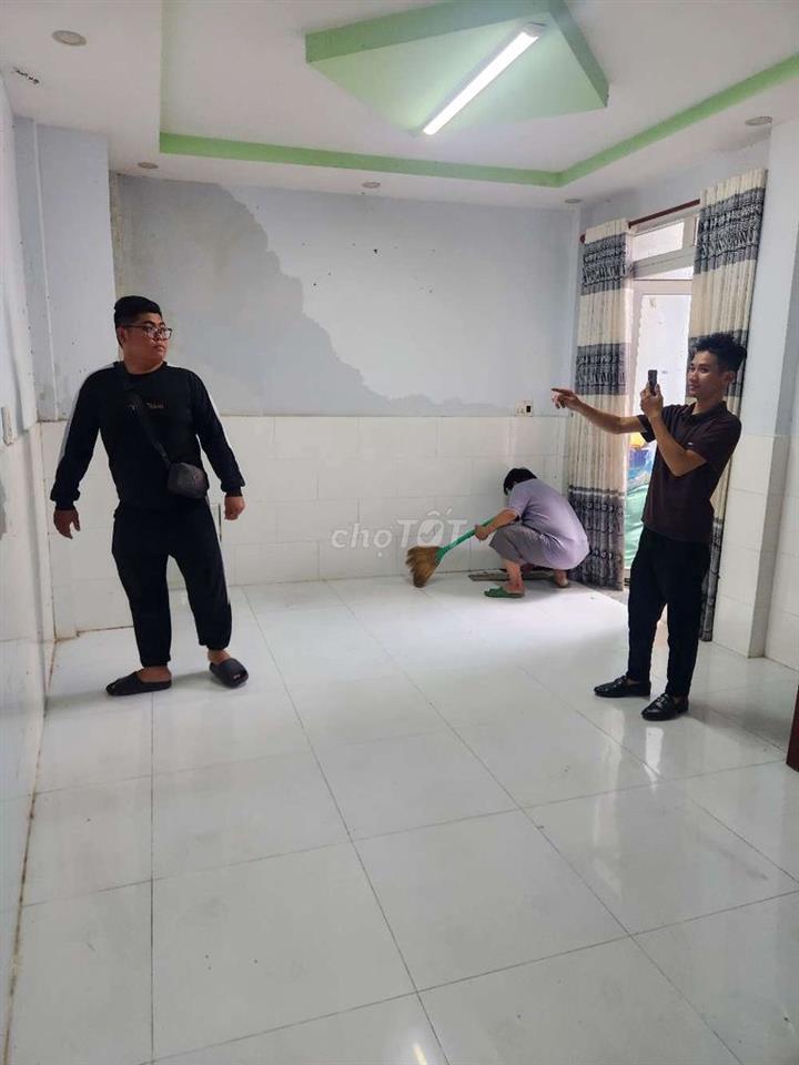 Nhà 8x4m lầu 1pn 2Wc. Đối diện EMART phan Huy Ích p12 Gò Vấp