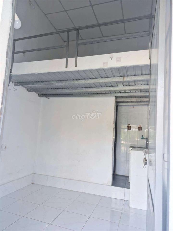Phòng gác cao máy lạnh kế Nguyễn Tất Thành