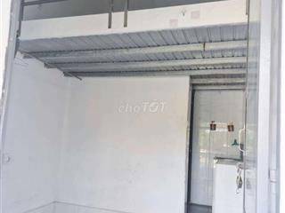 Phòng gác cao máy lạnh kế Nguyễn Tất Thành