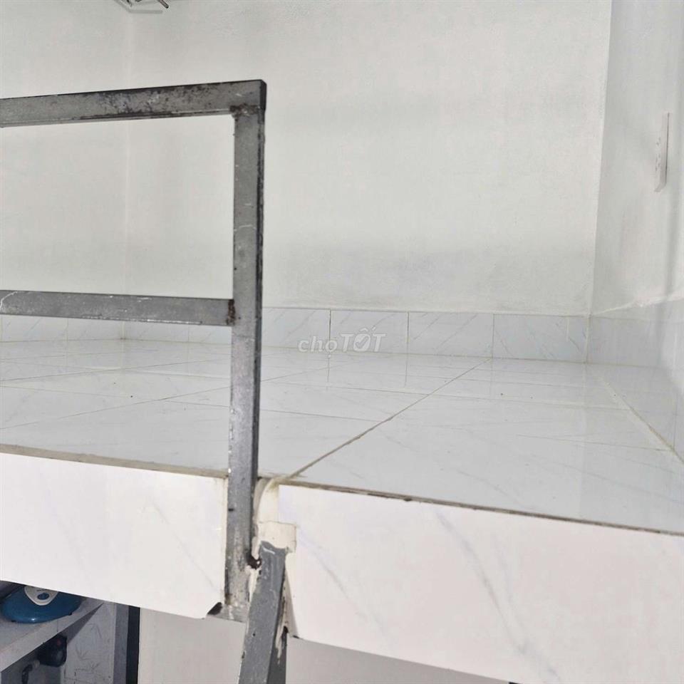 Phòng gác cao máy lạnh kế Nguyễn Tất Thành