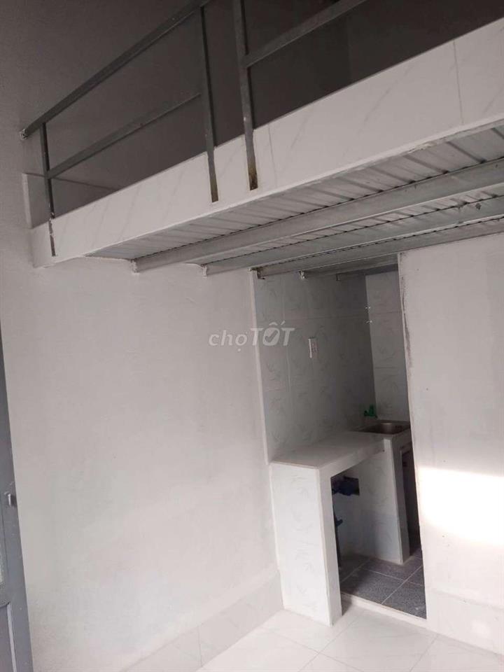 Phòng gác cao máy lạnh kế Nguyễn Tất Thành