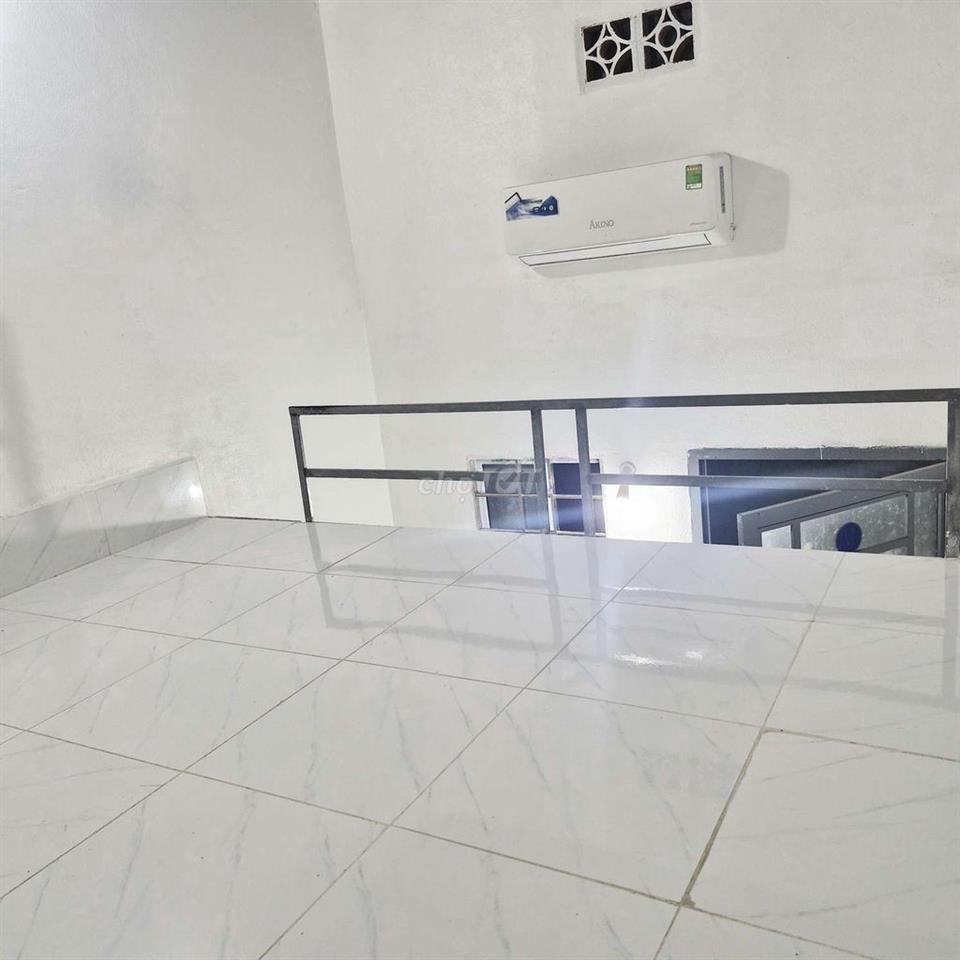 Phòng gác cao máy lạnh kế Nguyễn Tất Thành