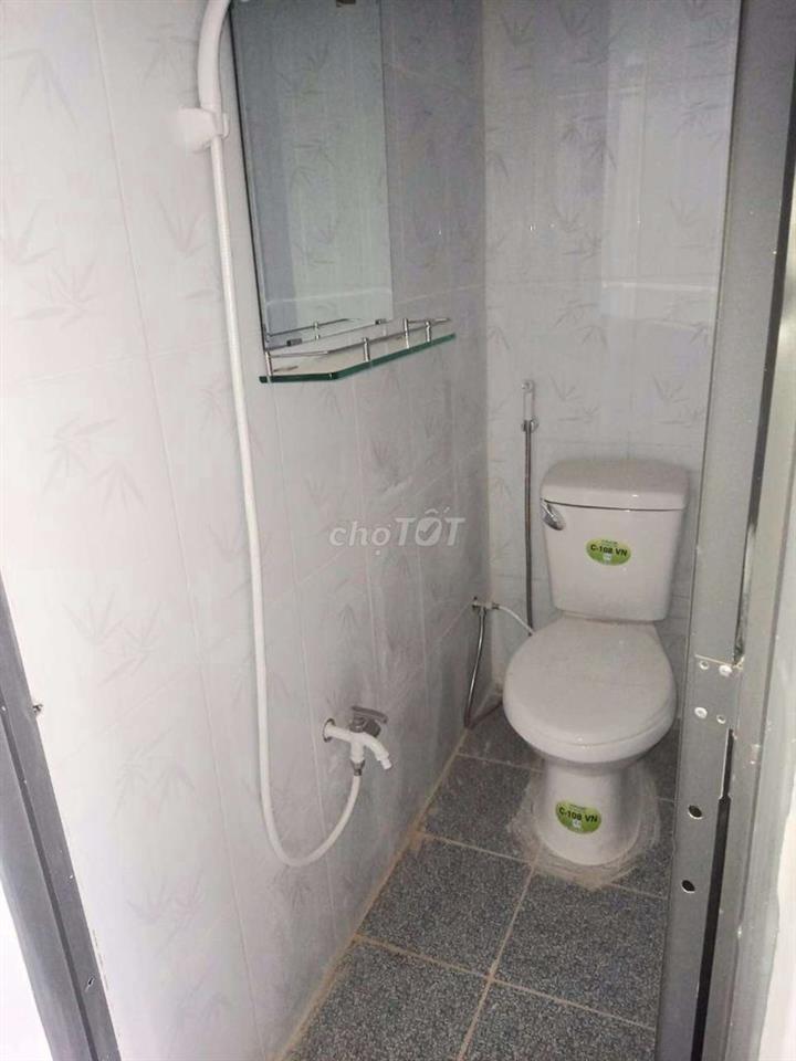 Phòng gác cao máy lạnh kế Nguyễn Tất Thành