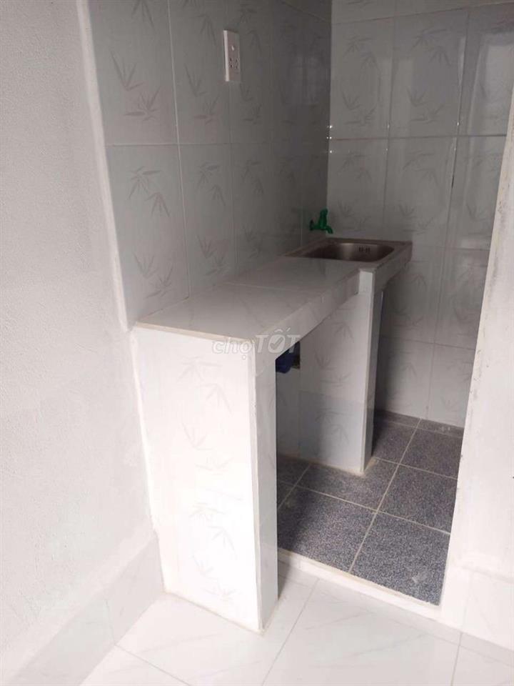 Phòng gác cao máy lạnh kế Nguyễn Tất Thành