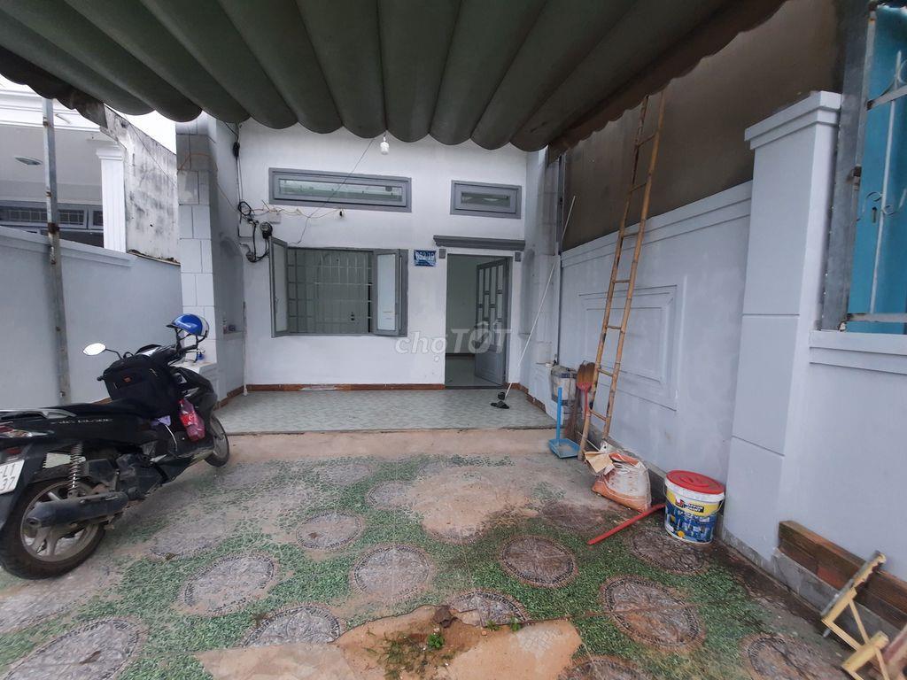 Phòng *** 30m2 có gác, máy lạnh hẻm 652 Quốc Lộ 13 gần Vạn Phúc