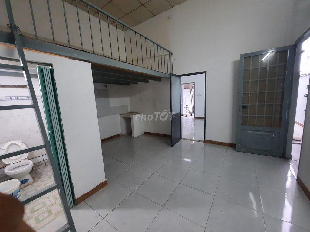 Phòng *** 30m2 có gác, máy lạnh hẻm 652 Quốc Lộ 13 gần Vạn Phúc