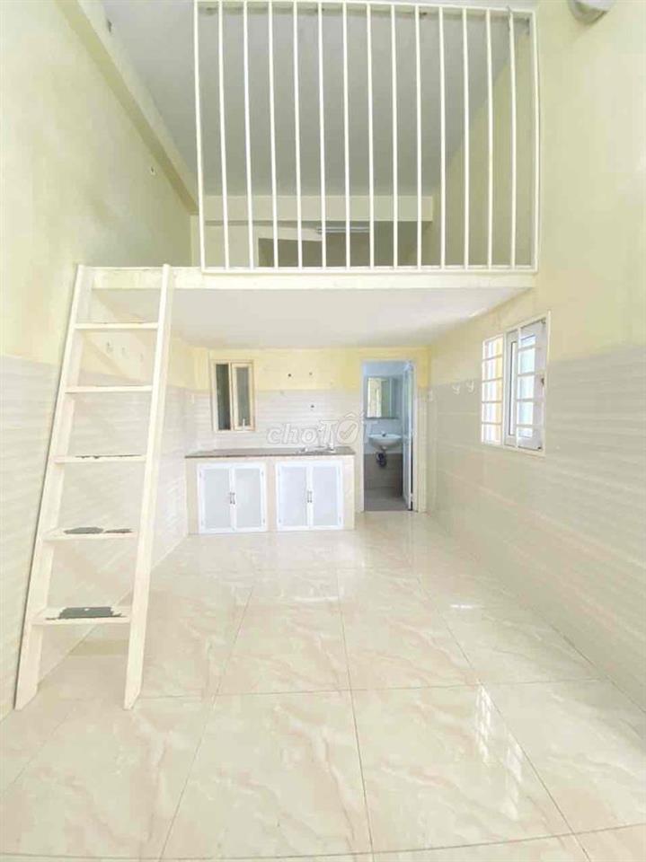 Ban công , sẵn máy lạnh 3xxx