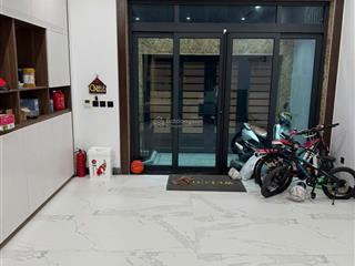 Nhà ở ngay, liền kề đường hoàng quốc việt kéo dài dt 100m2 mặt tiền 5m, xây 7 tầng thang máy