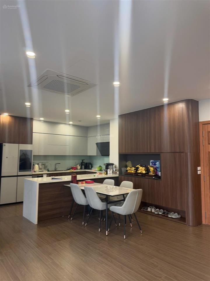 Chính chủ gửi bán căn chung cư 3 phòng ngủ + 1 dt 136m2 lô góc view hồ full nội thất, giá tốt