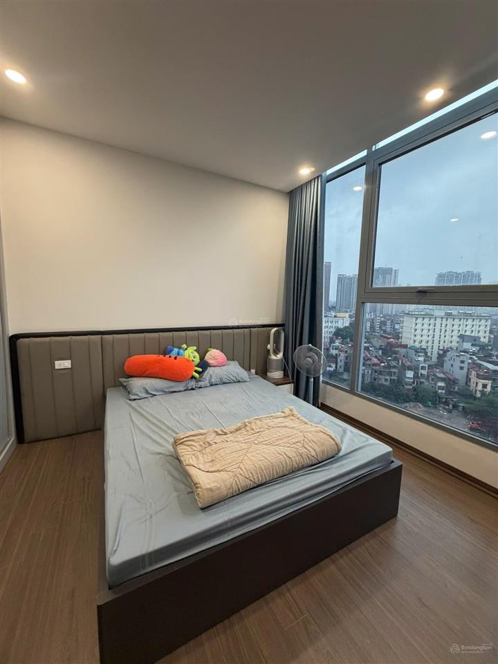 Chính chủ gửi bán căn chung cư 3 phòng ngủ + 1 dt 136m2 lô góc view hồ full nội thất, giá tốt