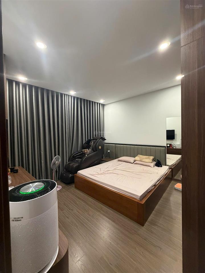 Chính chủ gửi bán căn chung cư 3 phòng ngủ + 1 dt 136m2 lô góc view hồ full nội thất, giá tốt