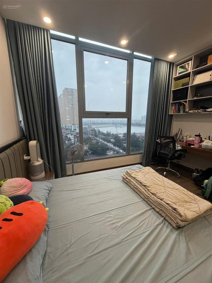 Chính chủ gửi bán căn chung cư 3 phòng ngủ + 1 dt 136m2 lô góc view hồ full nội thất, giá tốt