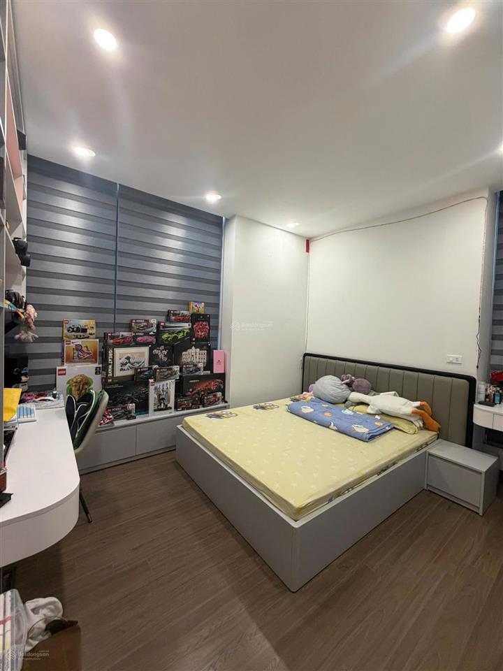 Chính chủ gửi bán căn chung cư 3 phòng ngủ + 1 dt 136m2 lô góc view hồ full nội thất, giá tốt