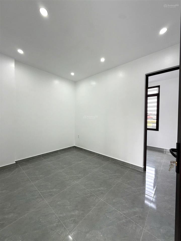 Bán nhà xây mới 3 tầng, trung tâm phố lê lợi