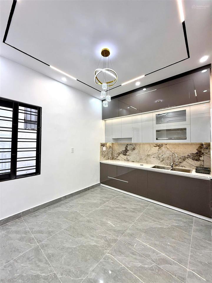 Bán nhà xây mới 3 tầng, trung tâm phố lê lợi