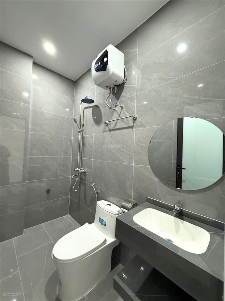 Bán nhà xây mới 3 tầng, trung tâm phố lê lợi