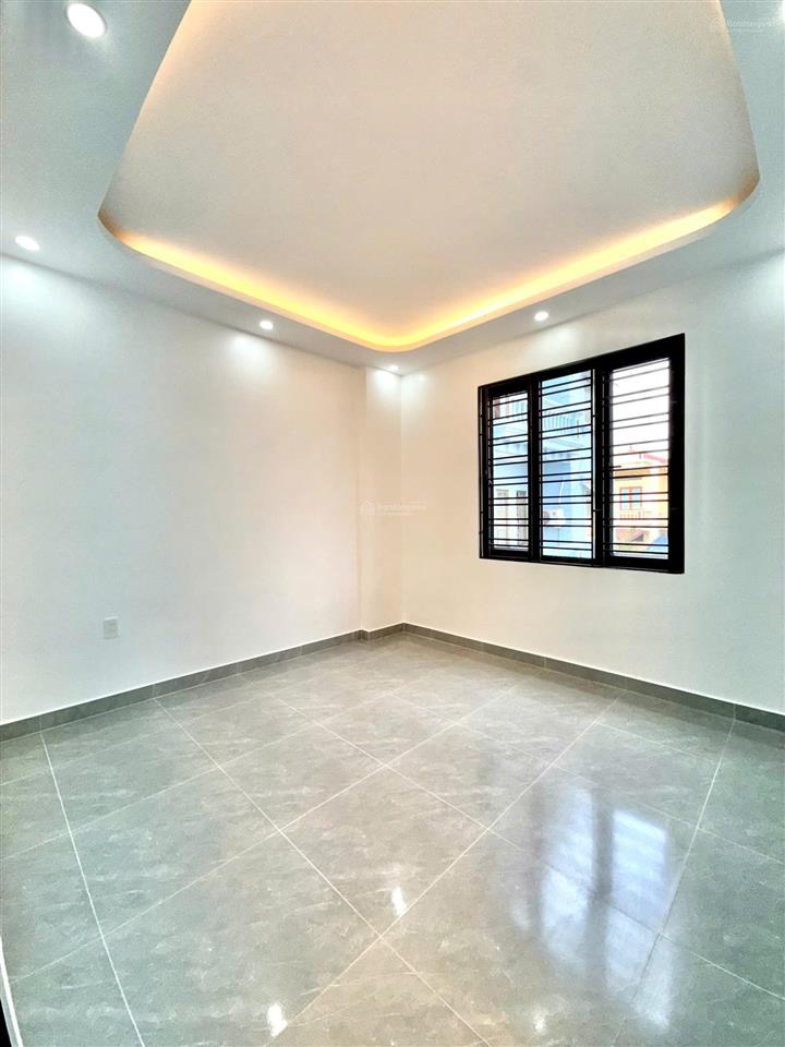 Bán nhà xây mới 3 tầng, trung tâm phố lê lợi