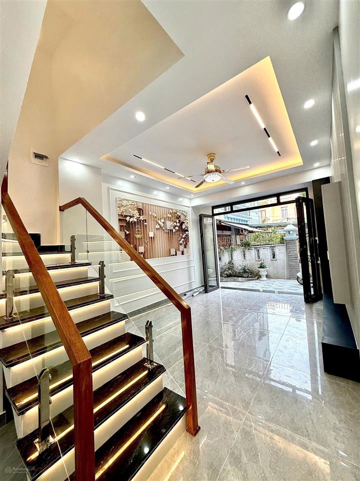 Bán nhà xây mới 3 tầng, trung tâm phố lê lợi