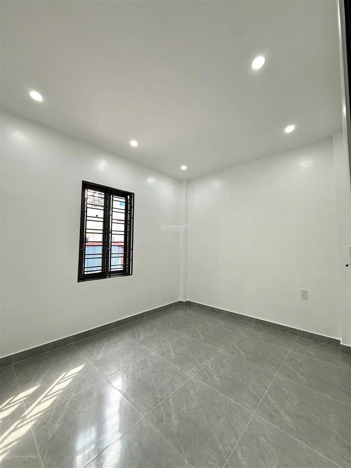 Bán nhà xây mới 3 tầng, trung tâm phố lê lợi