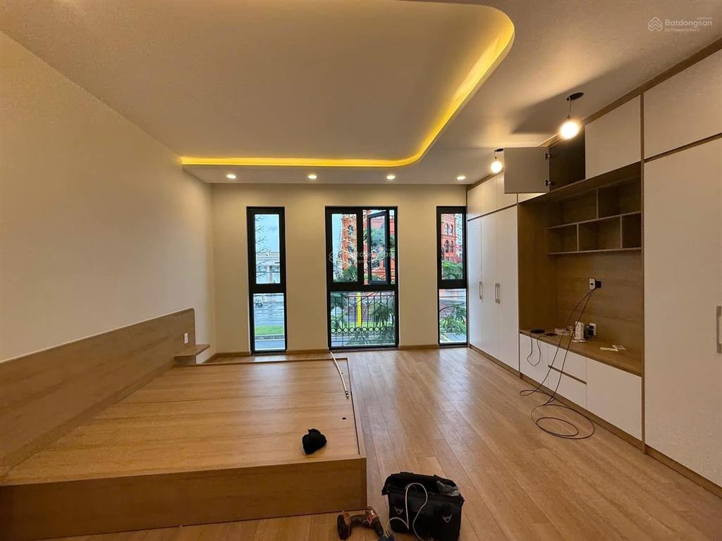 Cho thuê căn shophouse 90m mặt đường hạnh phúc, vinhomes vũ yên