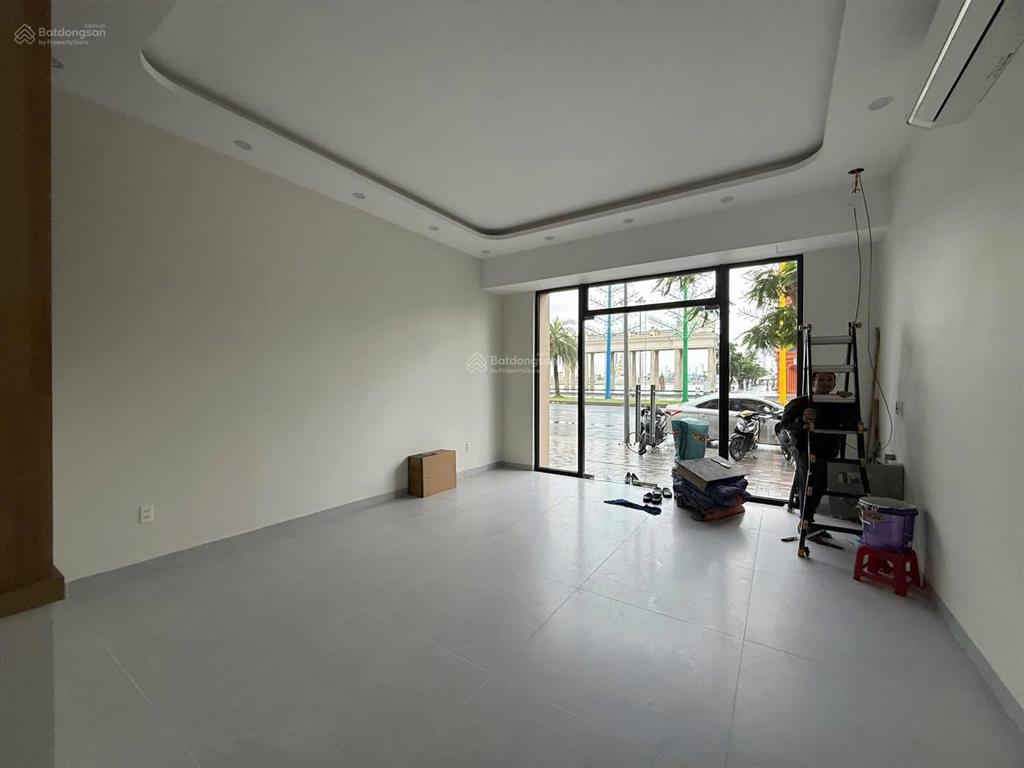 Cho thuê căn shophouse 90m mặt đường hạnh phúc, vinhomes vũ yên