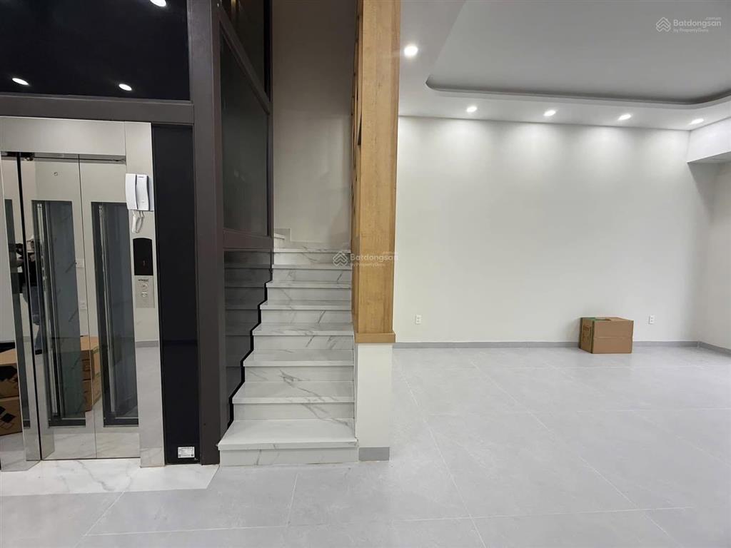 Cho thuê căn shophouse 90m mặt đường hạnh phúc, vinhomes vũ yên