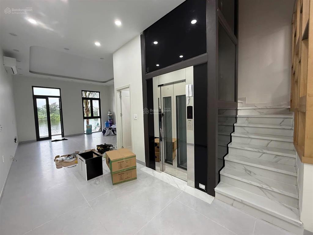 Cho thuê căn shophouse 90m mặt đường hạnh phúc, vinhomes vũ yên
