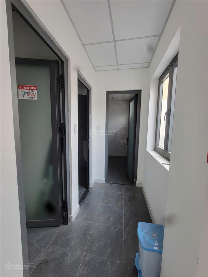 Cho thuê sàn tầng trệt tòa nhà văn phòng đẹp, mt đường vườn lài, 25 triệu, 230m2, nhiều tiện ích