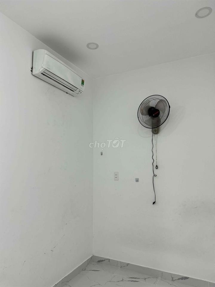 phòng cho thuê giá rẻ free nước, wifi, wc trong phòng