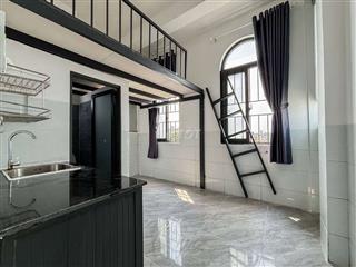 Phòng cửa sổ trời thoáng mát.