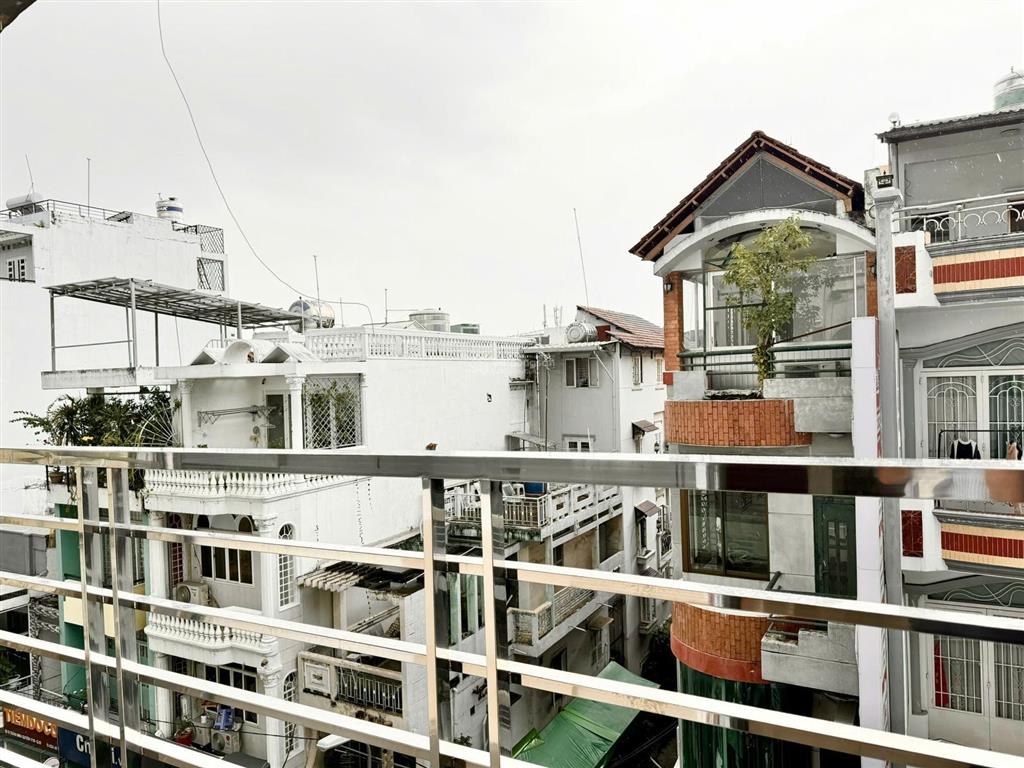 Phòng ban công ngay 3/2 gần nhà hát hòa bình quận 10