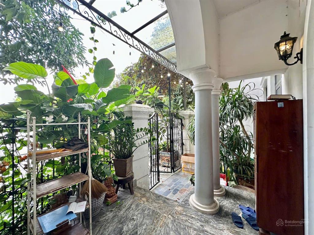 Cho thuê liền kề tulip hoàn thiện đẹp, nội thất và tiện nghi đầy đủ, gần vườn hoa và hồ điều hòa.