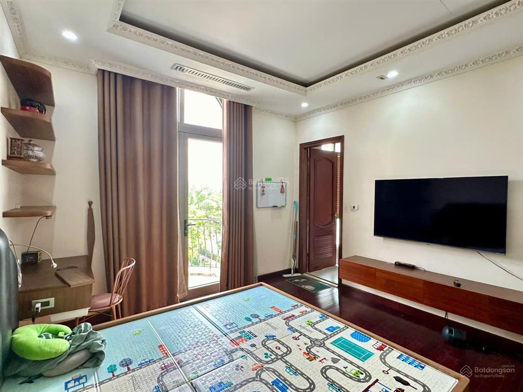 Cho thuê liền kề tulip hoàn thiện đẹp, nội thất và tiện nghi đầy đủ, gần vườn hoa và hồ điều hòa.