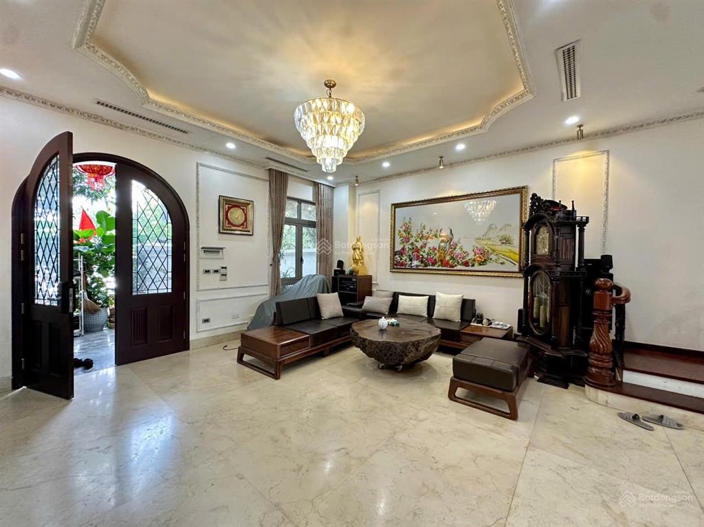 Cho thuê liền kề tulip hoàn thiện đẹp, nội thất và tiện nghi đầy đủ, gần vườn hoa và hồ điều hòa.