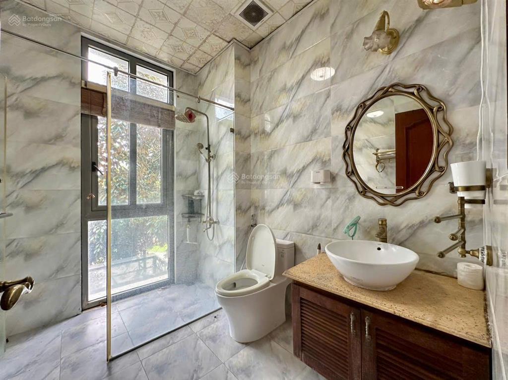 Cho thuê liền kề tulip hoàn thiện đẹp, nội thất và tiện nghi đầy đủ, gần vườn hoa và hồ điều hòa.