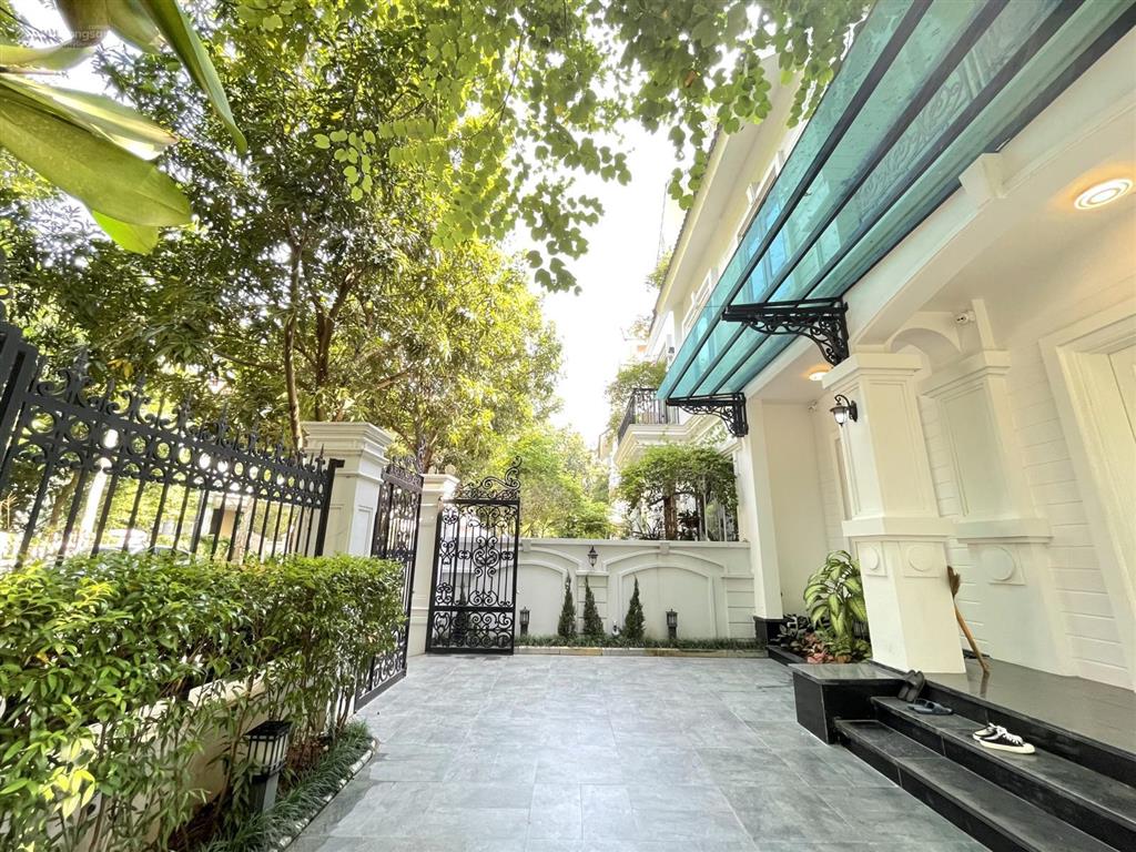 Cho thuê biệt thự hoa sữa 250m2 full đồ, có hầm, sông sau thoáng gần trường bis vinhomes riverside