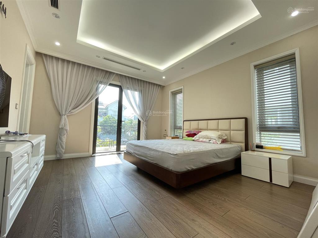Cho thuê biệt thự hoa sữa 250m2 full đồ, có hầm, sông sau thoáng gần trường bis vinhomes riverside