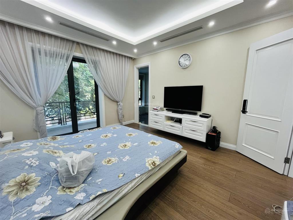 Cho thuê biệt thự hoa sữa 250m2 full đồ, có hầm, sông sau thoáng gần trường bis vinhomes riverside