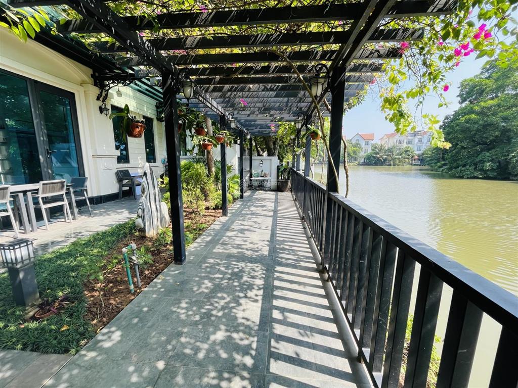 Cho thuê biệt thự hoa sữa 250m2 full đồ, có hầm, sông sau thoáng gần trường bis vinhomes riverside