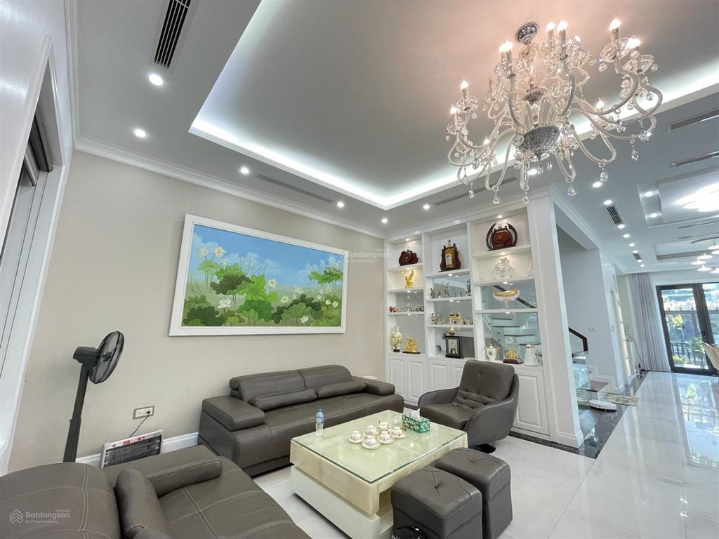 Cho thuê biệt thự hoa sữa 250m2 full đồ, có hầm, sông sau thoáng gần trường bis vinhomes riverside